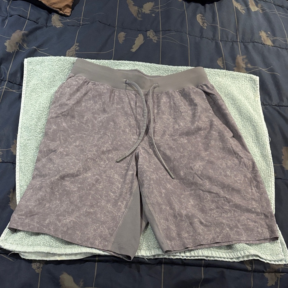 EUC Men’s Grey Lululemon T.H.E. Short *Linerless 9" Athletic Shorts - size S
